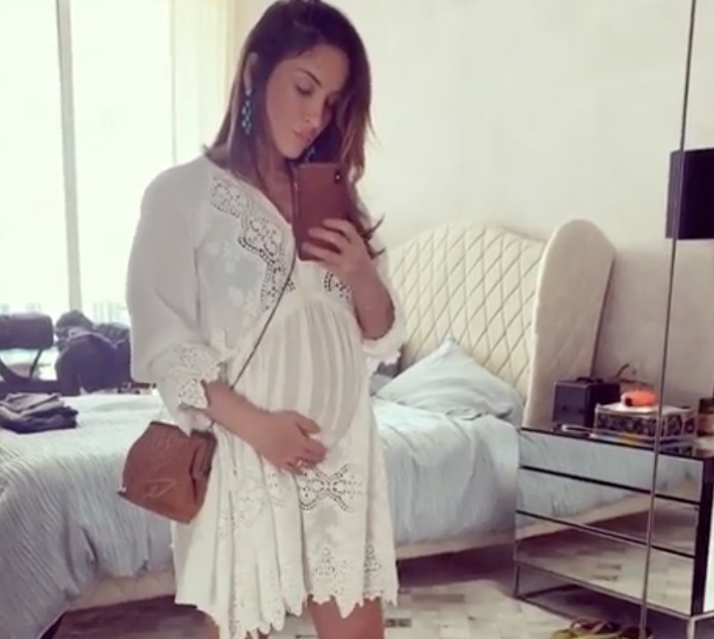 Claudia Leitte mostra rostinho da filha recém-nascida