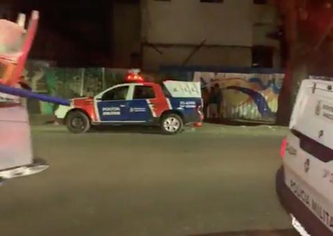 Homem é executado a tiros por grupo em carro no Centro