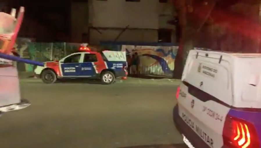 Homem é executado a tiros por grupo em carro no Centro