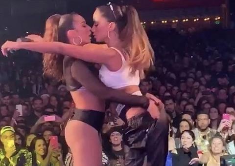 Anitta confirma que faz sexo a 3 com Pedro Scooby e fãs apontam bailarina