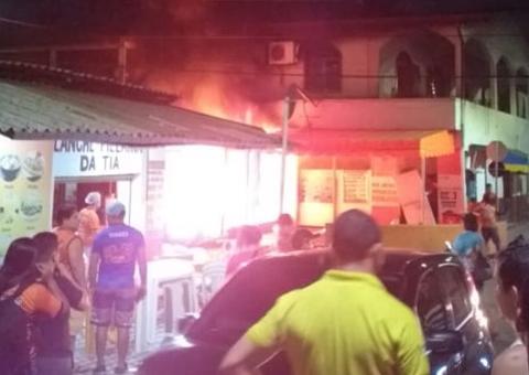 Em pleno funcionamento, pizzaria pega fogo e clientes se desesperam em Manaus