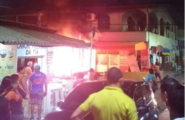 Em pleno funcionamento, pizzaria pega fogo e clientes se desesperam em Manaus