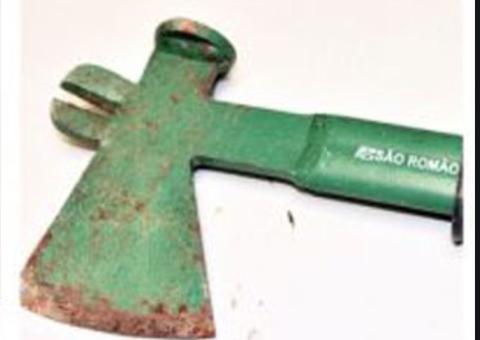 Homem invade escola e deixa alunos e professora feridos