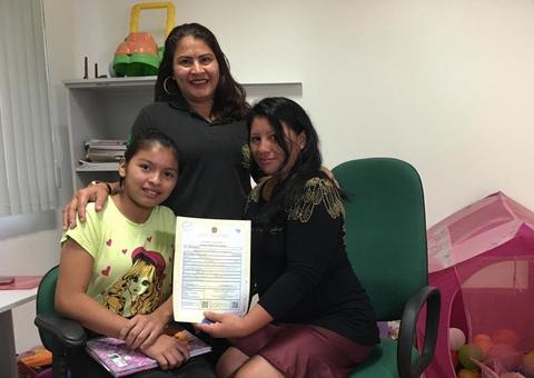 Menina é registrada aos 12 anos e realiza sonho de ir à escola em Manaus
