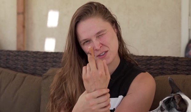 Ronda Rousey mostra dedo costurado após acidente 