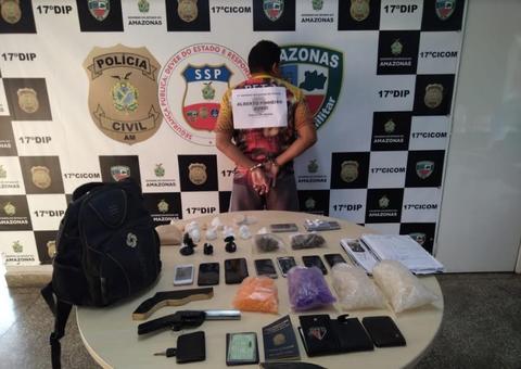 Homem é preso com drogas motocicleta, celulares e simulacros de armas em Manaus