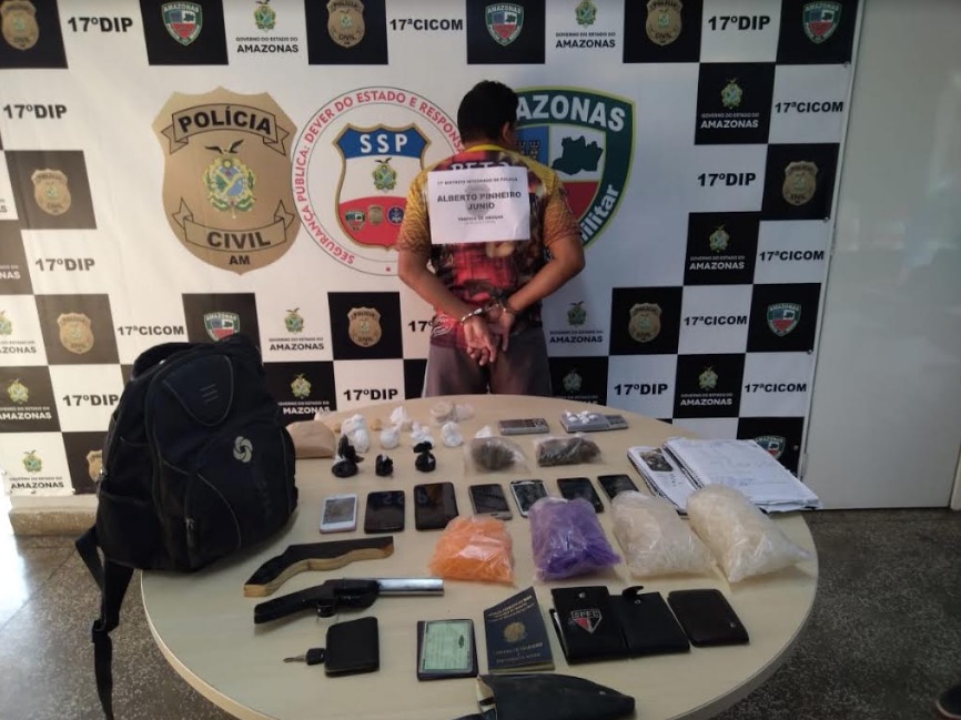 Homem é preso com drogas motocicleta, celulares e simulacros de armas em Manaus