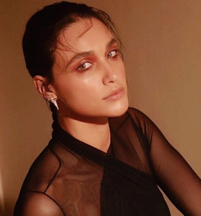 Solteira, Débora Nascimento fala sobre ter ficado com mulher