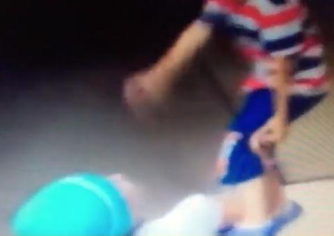 Vídeo: menina salva irmão de ser enforcado em elevador