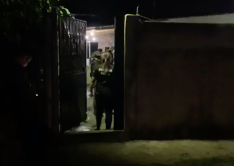 Homem tem casa invadida e é executado na frente da família em Manaus 