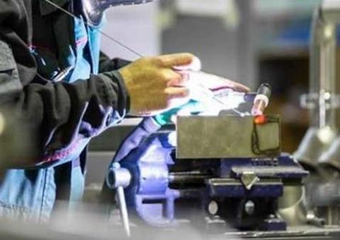 Produção da indústria cresce e intenção de investir aumenta, diz CNI