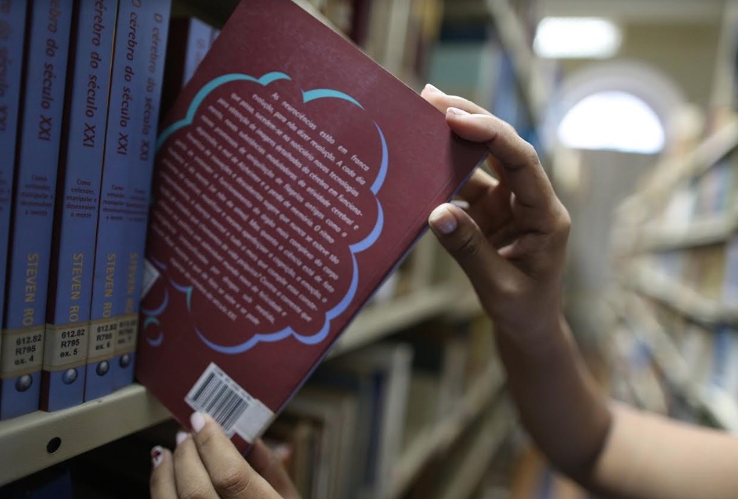 Biblioteca Pública abre no fim de semana com visita guiada, oficina, filmes e troca de livos e gibis
