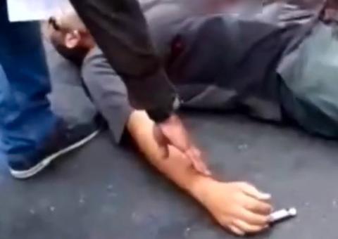 Homem se esfaqueia após tentar incendiar ônibus; veja vídeo