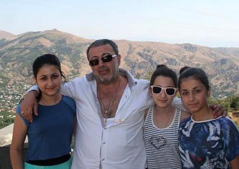 Cansadas de serem abusadas, três irmãs matam pai com faca e martelo