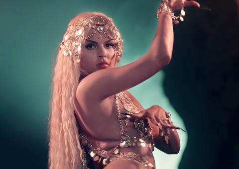 Em clipe ousado, Luísa Sonza encarna deusa com curvas hipnotizantes 