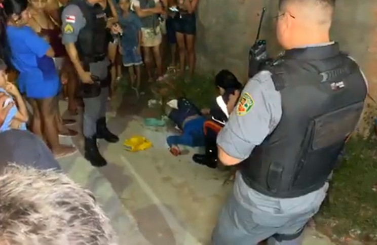 Casal é brutalmente espancado por populares durante assalto frustrado em Manaus