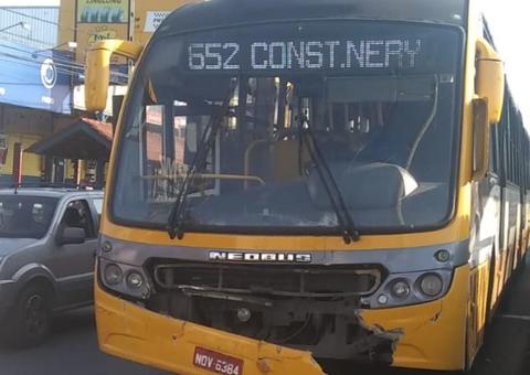 Sem freios, ônibus desgovernado se choca com caminhão e carro em avenida de Manaus