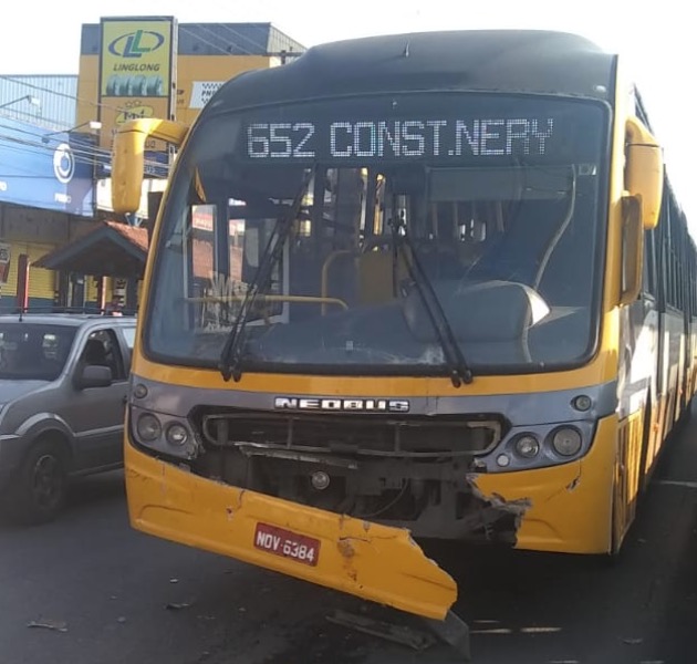 Sem freios, ônibus desgovernado se choca com caminhão e carro em avenida de Manaus
