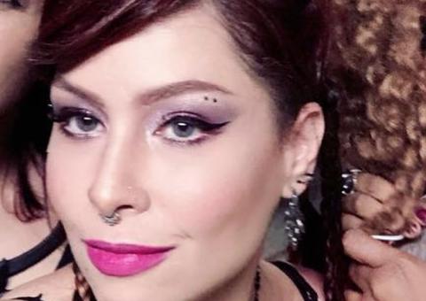 Aos 41 anos, Pitty posa sexy de fio dental em quarto de hotel