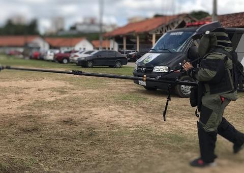 A caminho de ocorrência, policiais se deparam com explosivo jogado em rua de Manaus