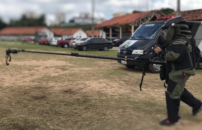 A caminho de ocorrência, policiais se deparam com explosivo jogado em rua de Manaus