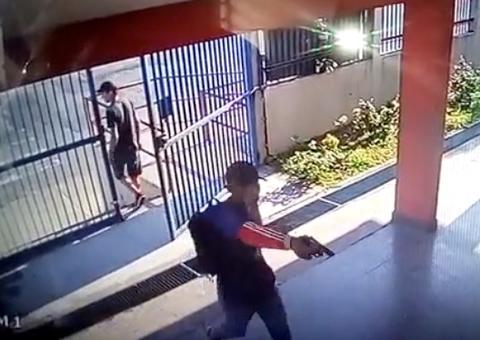 Em plena luz do dia, dupla invade escola e assalta estudantes em Manaus