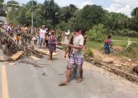 Após adolescente ser espancado, moradores ateiam fogo em avenida de Manaus  