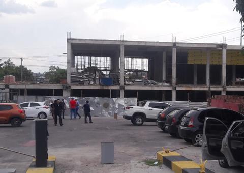 Trabalhador se desequilibra e cai do segundo andar de obra em Manaus 