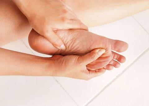 Saiba detalhes sobre doença perigosa que causa dor na planta do pé