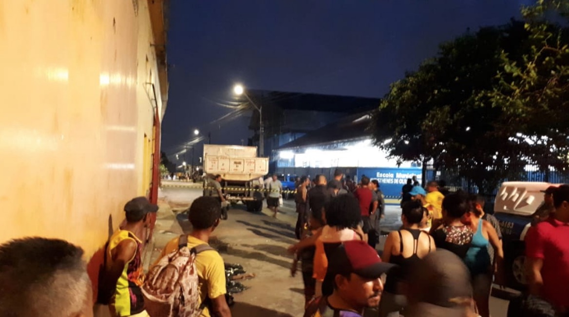 Em Manaus, homem é morto atropelado enquanto dormia debaixo de caminhão 