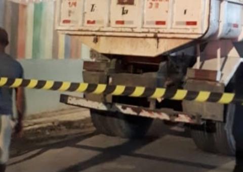 Em Manaus, homem é morto atropelado enquanto dormia debaixo de caminhão 