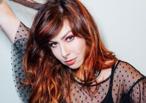 Vídeo: Pitty desembarca em Manaus e interage com fãs 