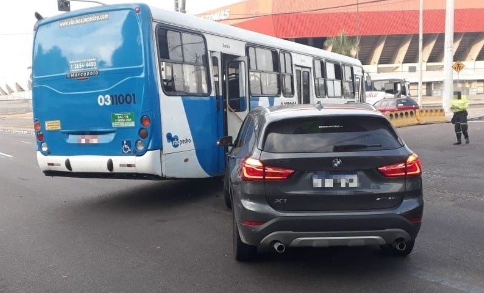 Em Manaus, carro avança sinal e atinge ônibus em cruzamento