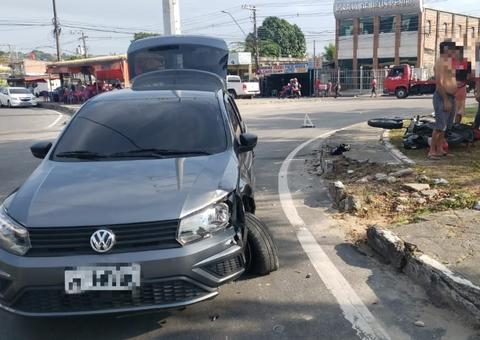 Motocicleta e carro colidem em rotatória e dois homens ficam feridos em Manaus