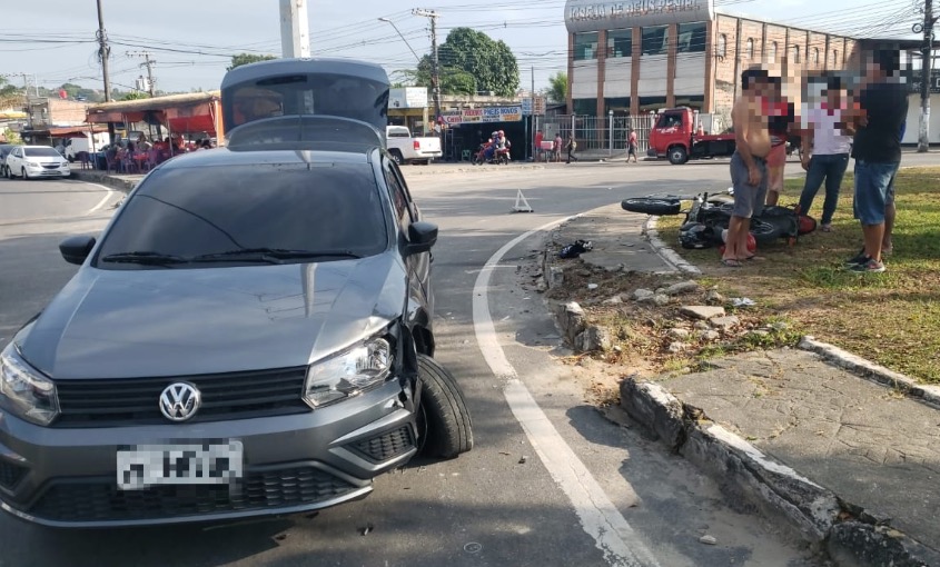 Motocicleta e carro colidem em rotatória e dois homens ficam feridos em Manaus