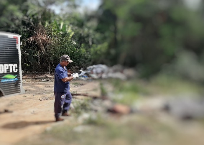 Degolado e com 20 facadas pelo corpo, detento é encontrado em matagal de Manaus
