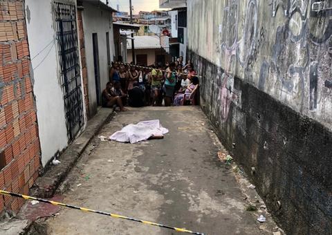 Jovem é executado com tiros na cabeça em beco de Manaus