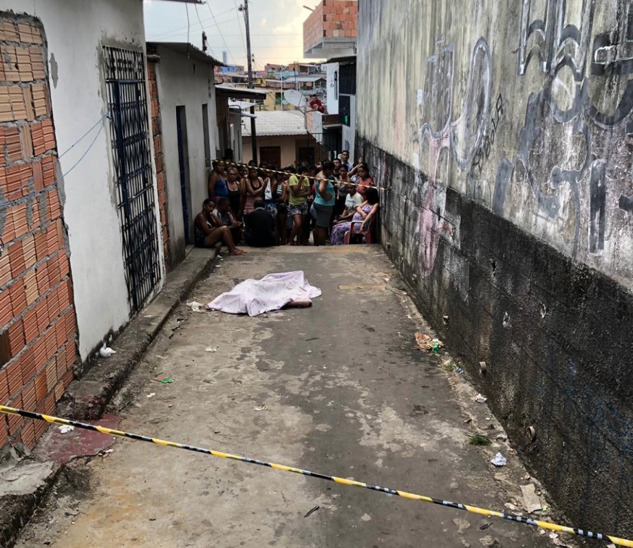 Jovem é executado com tiros na cabeça em beco de Manaus