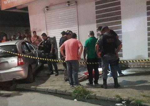 Um morre e outros dois são baleados após carro ser crivado de balas em Manaus
