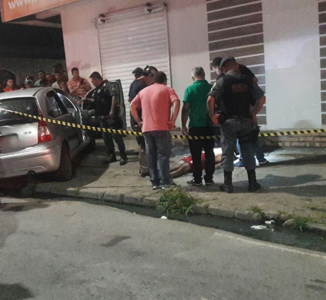Um morre e outros dois são baleados após carro ser crivado de balas em Manaus