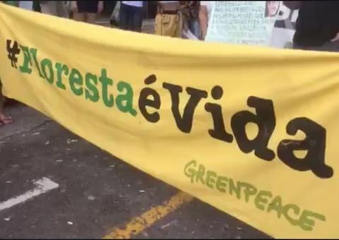 Manifestantes realizam ato em defesa da Amazônia em Manaus