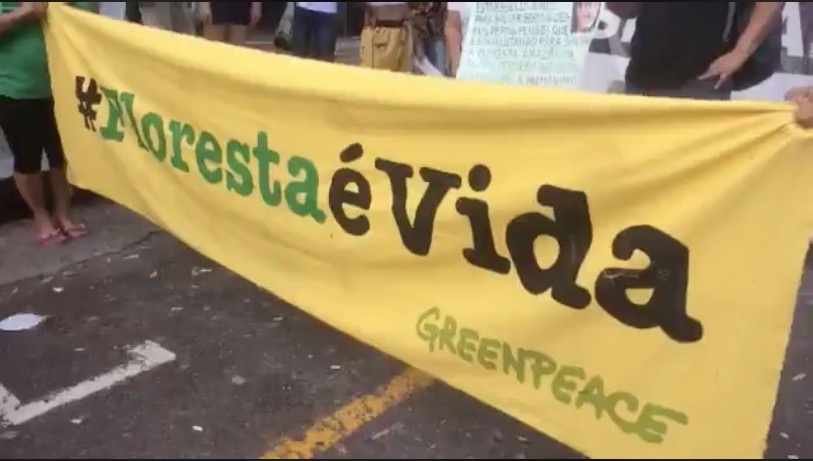 Manifestantes realizam ato em defesa da Amazônia em Manaus