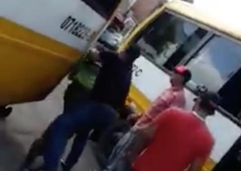 Vídeo: Motoristas de micro-ônibus saem no soco durante discussão em Manaus