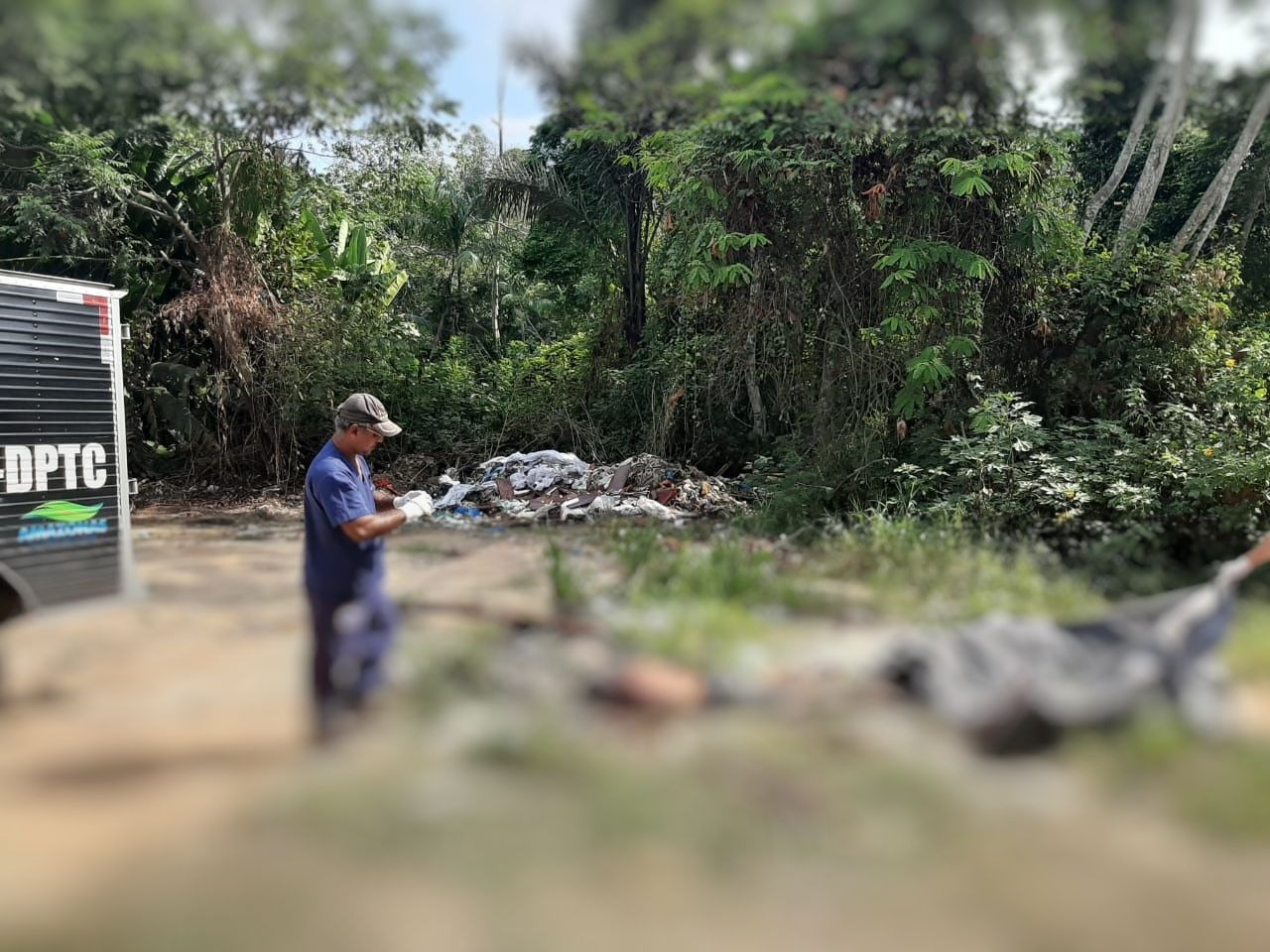 Em Manaus, homem assassinado em matagal havia sido sequestrado após buscar leite para o filho