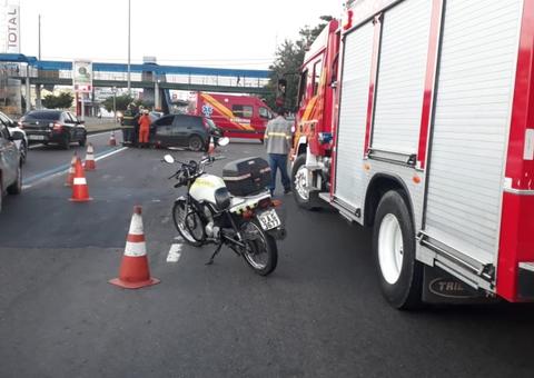 Homem sofre acidente de carro grave e fica preso às ferragens na av. Torquato Tapajós