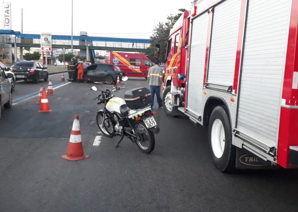 Homem sofre acidente de carro grave e fica preso às ferragens na av. Torquato Tapajós