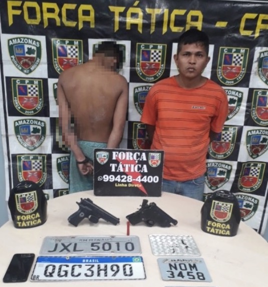 Em Manaus, dupla é presa com armas, carro roubado e placas clonadas