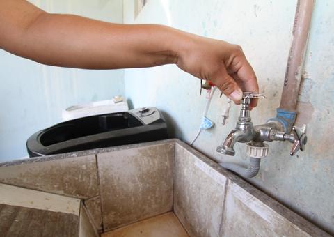 Sem água há 7 dias, moradores planejam bloquear avenida de Manaus em protesto