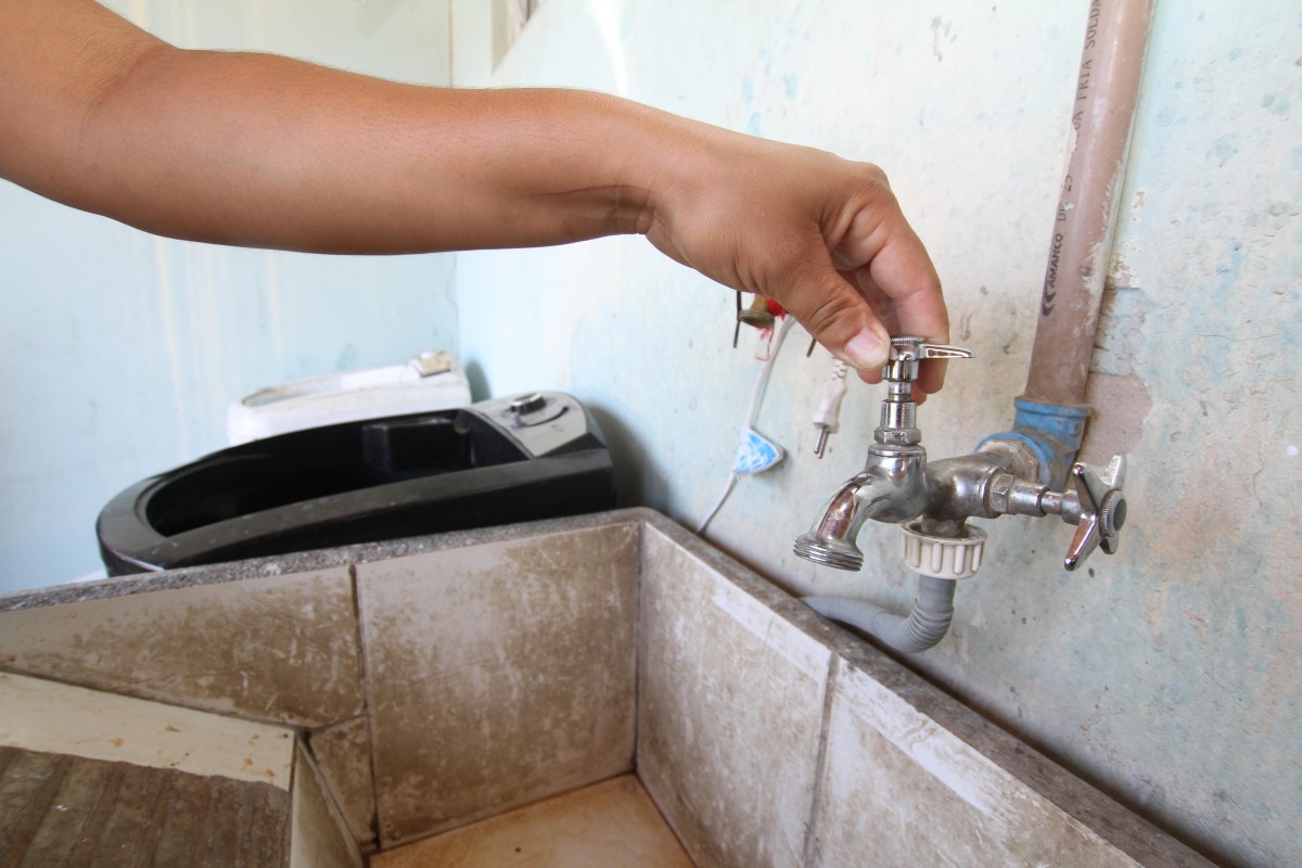 Sem água há 7 dias, moradores planejam bloquear avenida de Manaus em protesto