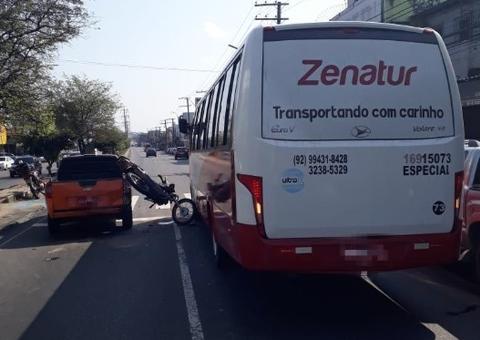Motociclista ferido em acidente impressionante em avenida de Manaus